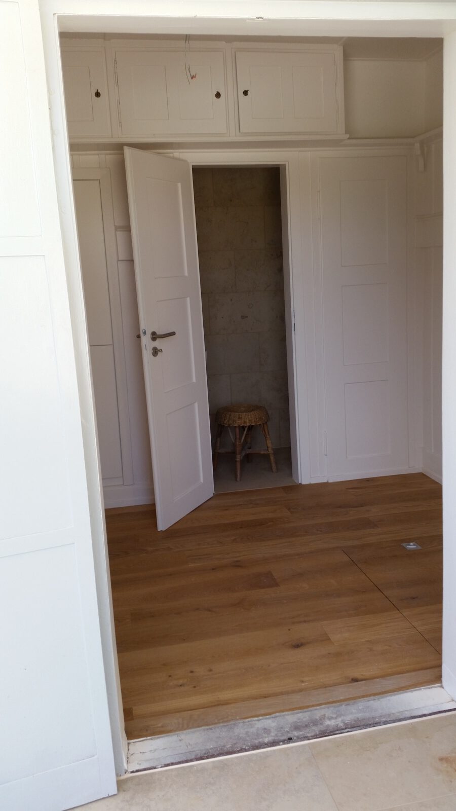Aufgearbeiteter Holzboden mit sauberem Türanschluss