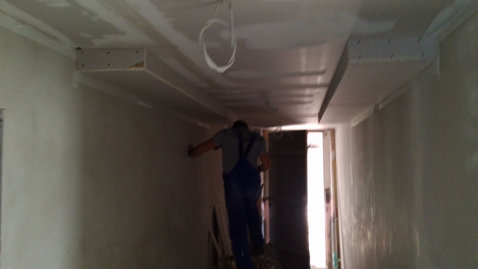 Trockenbauarbeiten an einer abgehängten Decke
