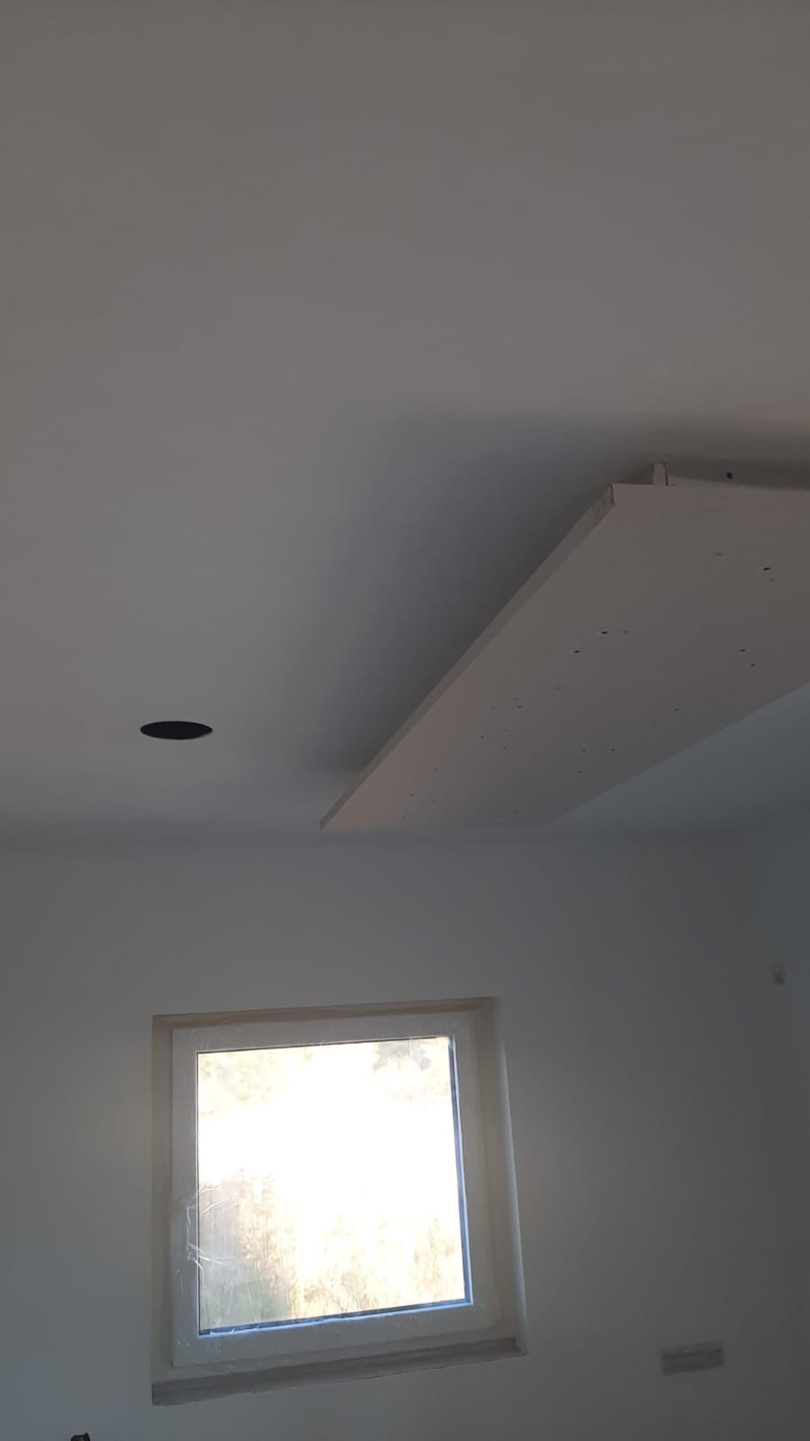 Fertiggestellte Trockenbaudecke mit Einbauspots